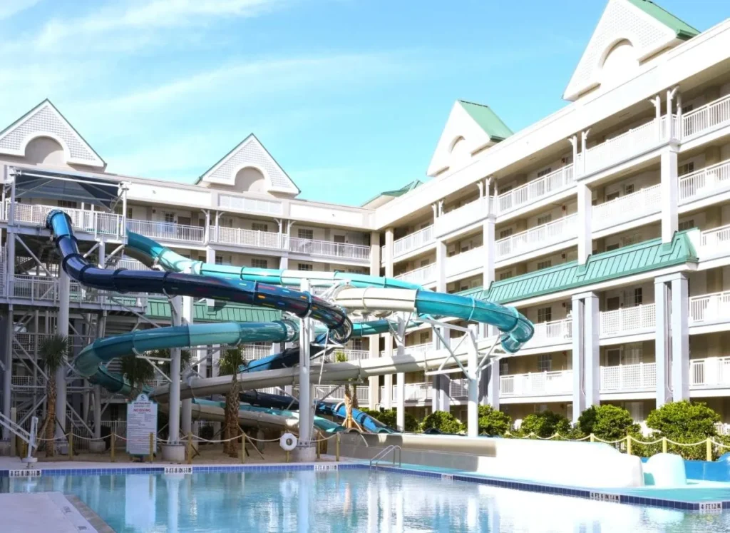 Torre de marea triple se desliza junto a la piscina y los edificios de suites en Holiday Inn Resort Orlando Suites