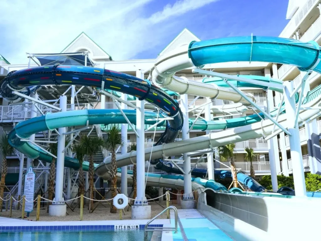 Toboganes de agua Triple Tide Tower sobre la piscina en el Holiday Inn Resort Orlando Suites Waterpark