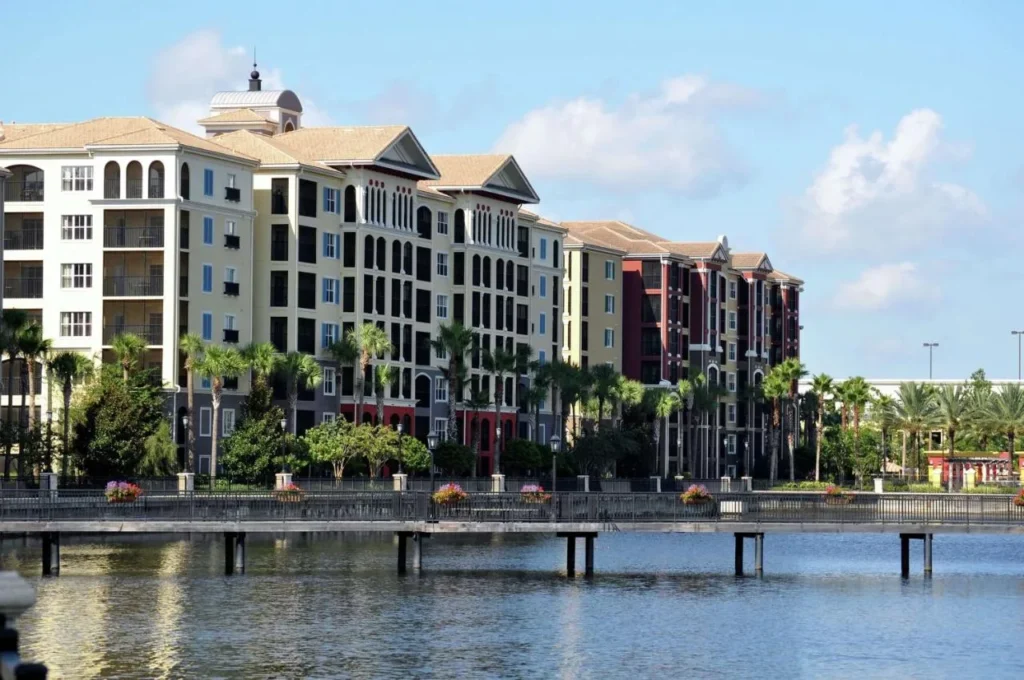 Los edificios de estilo toscano suite al otro lado del lago en Hilton Grand Vacations Club Toscana Village Orlando
