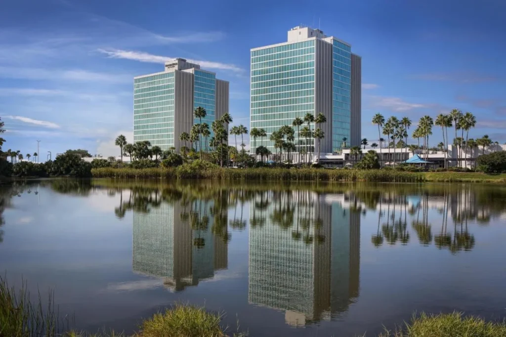 Torres gemelas de DoubleTree at the Entrance to Universal Orlando reflejadas en un lago