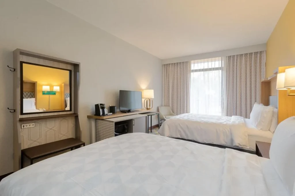 Habitaci&oacute;n de dos camas con TV, cafetera y ventana en el Holiday Inn SW Celebration &Aacute;rea