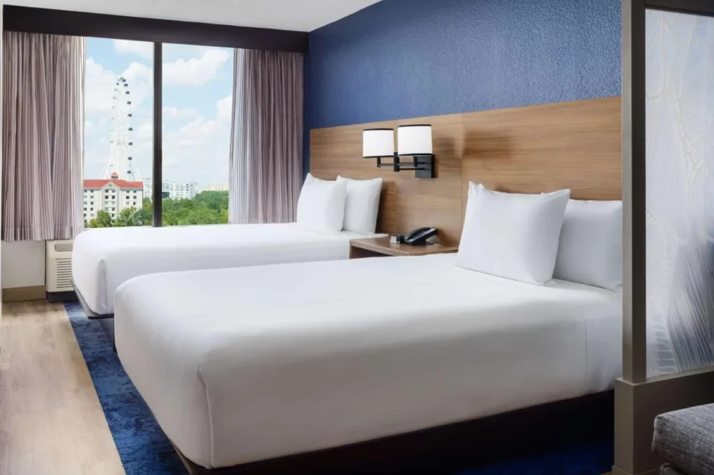 Habitaci&oacute;n de dos camas con vista a la ventana de una rueda de observaci&oacute;n en Hyatt Place Orlando/I-Drive/Convention Center