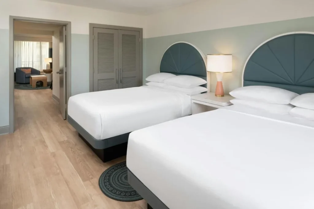 Dormitorio suite de dos camas que se abre a la sala de estar en Sheraton Lake Buena Vista