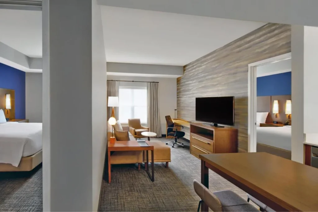 Suite de dos dormitorios con un dormitorio a cada lado en el Residence Inn Flamingo Crossings