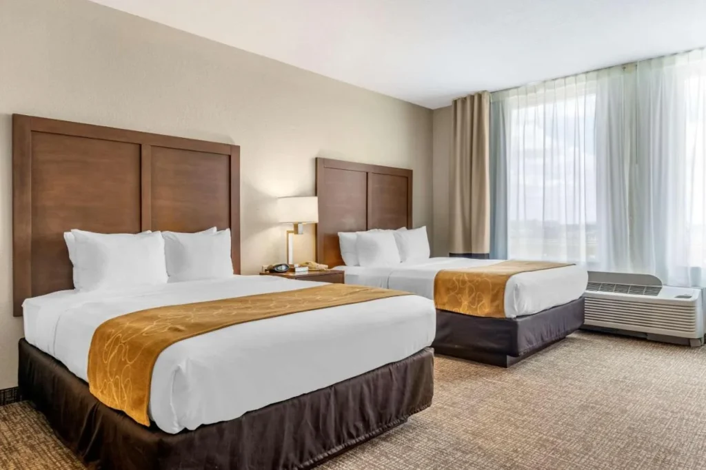 Dos camas con corredores de oro en una suite en Comfort Suites Maingate East