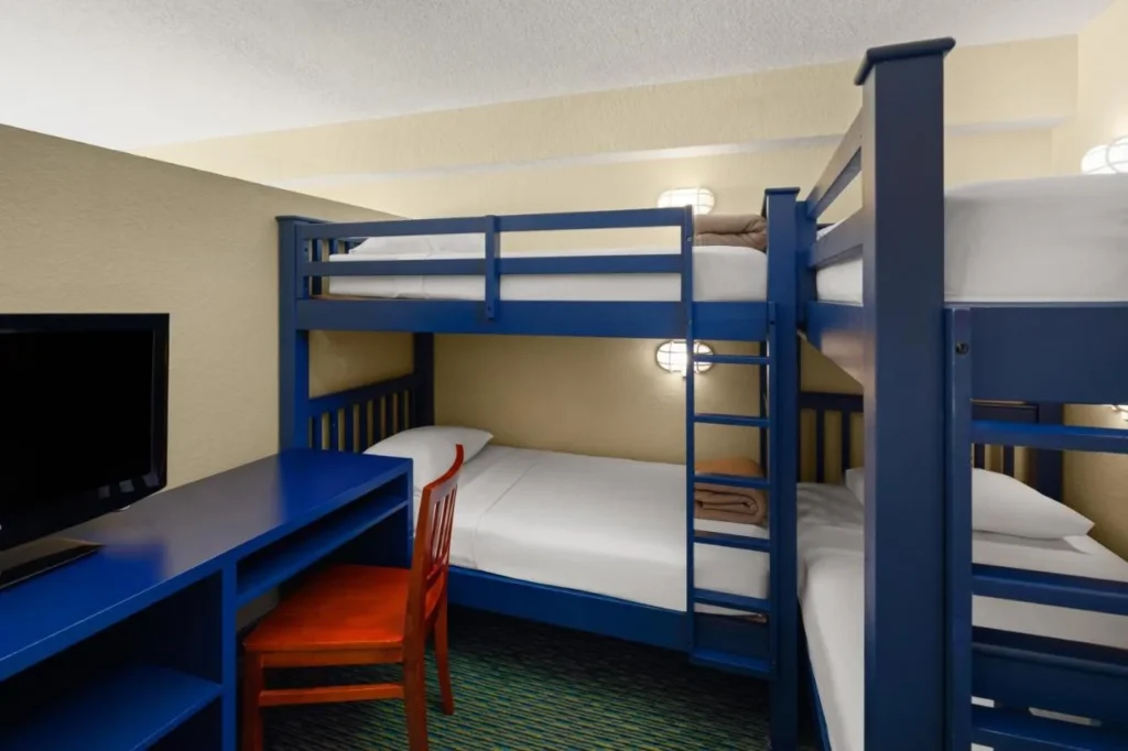 Dos juegos de literas azules en un KidSuite en Holiday Inn Resort Orlando Lake Buena Vista