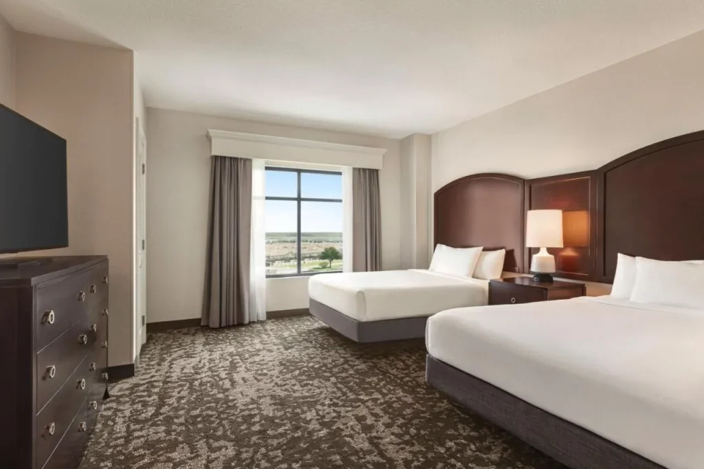Habitaci&oacute;n de dos camas queen con ventana grande en Embassy Suites Lake Buena Vista South