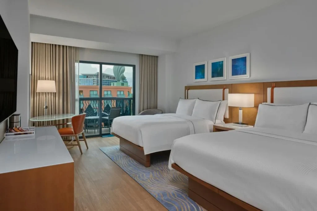 habitaci&oacute;n con dos camas queen con un balc&oacute;n y una vista de la azotea clamshell en el Walt Disney World Swan