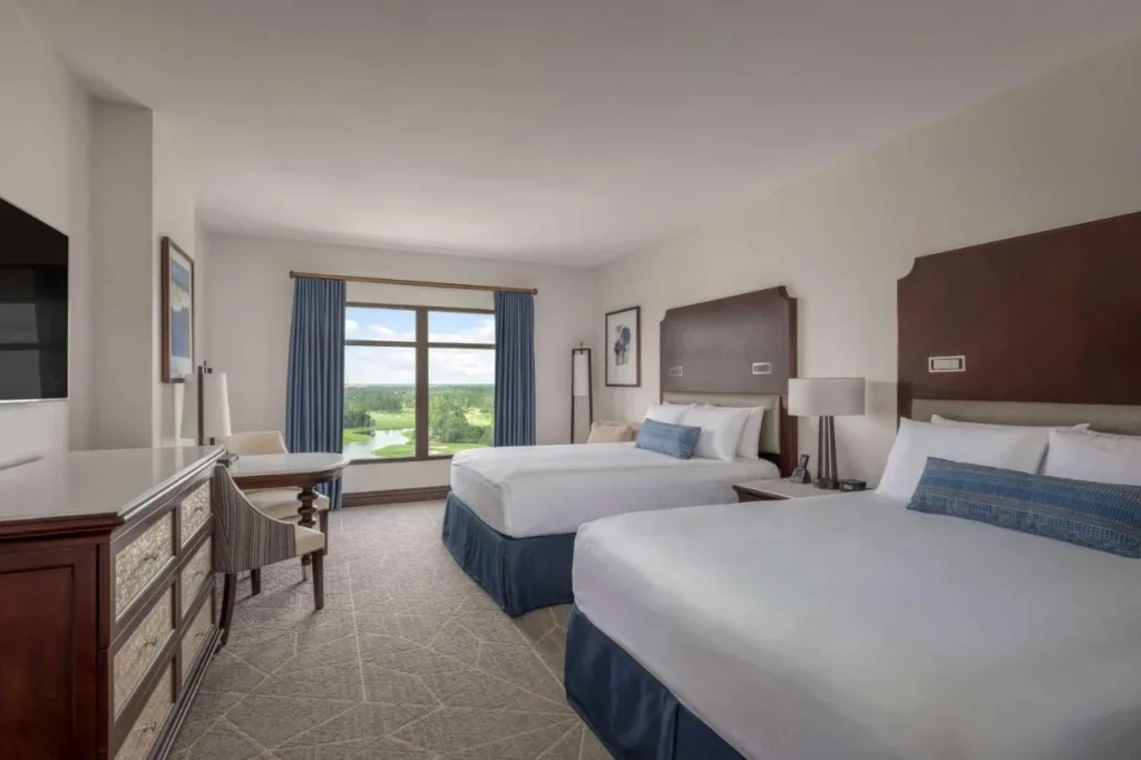 habitación con dos camas queen con vistas al campo de golf en Wyndham Grand Orlando Resort Bonnet Creek
