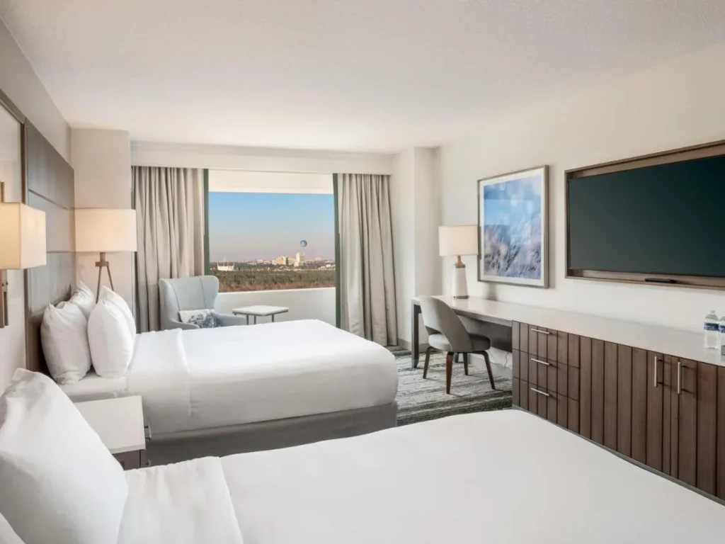 Habitación de dos camas queen con ventana amplia en Signia by Hilton Orlando Bonnet Creek