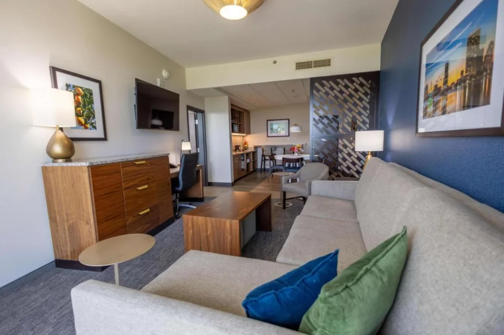 Suite de dos habitaciones con sof&aacute;, mesa de centro y cocineta en el Drury Plaza Hotel Orlando