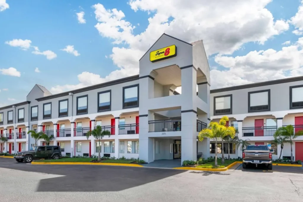 Exterior de dos pisos y torre de entrada del Super 8 by Wyndham Orlando Near Florida Mall