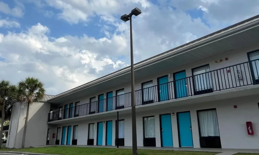 Edificio de invitados de dos pisos con pasarelas al aire libre en Clarion Inn & Suites Kissimmee-Lake Buena Vista South