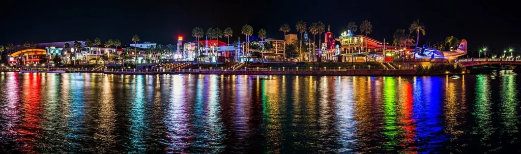 Universal CityWalk Orlando se ilumin&oacute; por la noche con coloridos reflejos a trav&eacute;s de la laguna