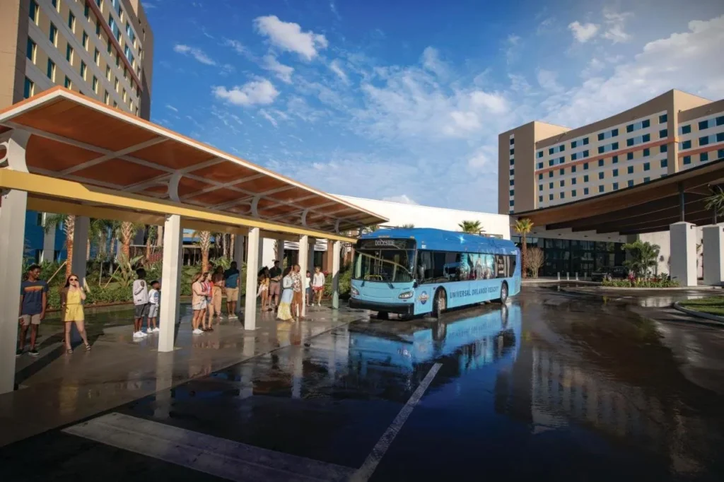 Autobús de enlace de Universal Orlando en la parada de autobús Dockside Inn and Suites con los huéspedes que esperan
