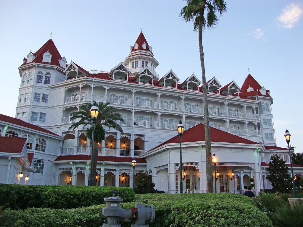 Edificio principal victoriano con techos rojos y balcones blancos en Disney's Grand Floridian Resort & Spa