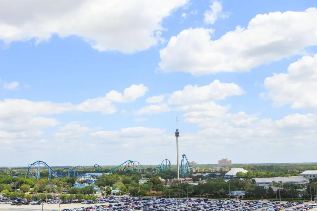 Vista desde Renaissance Orlando at SeaWorld sobre el estacionamiento de SeaWorld, montañas rusas y Sky Tower