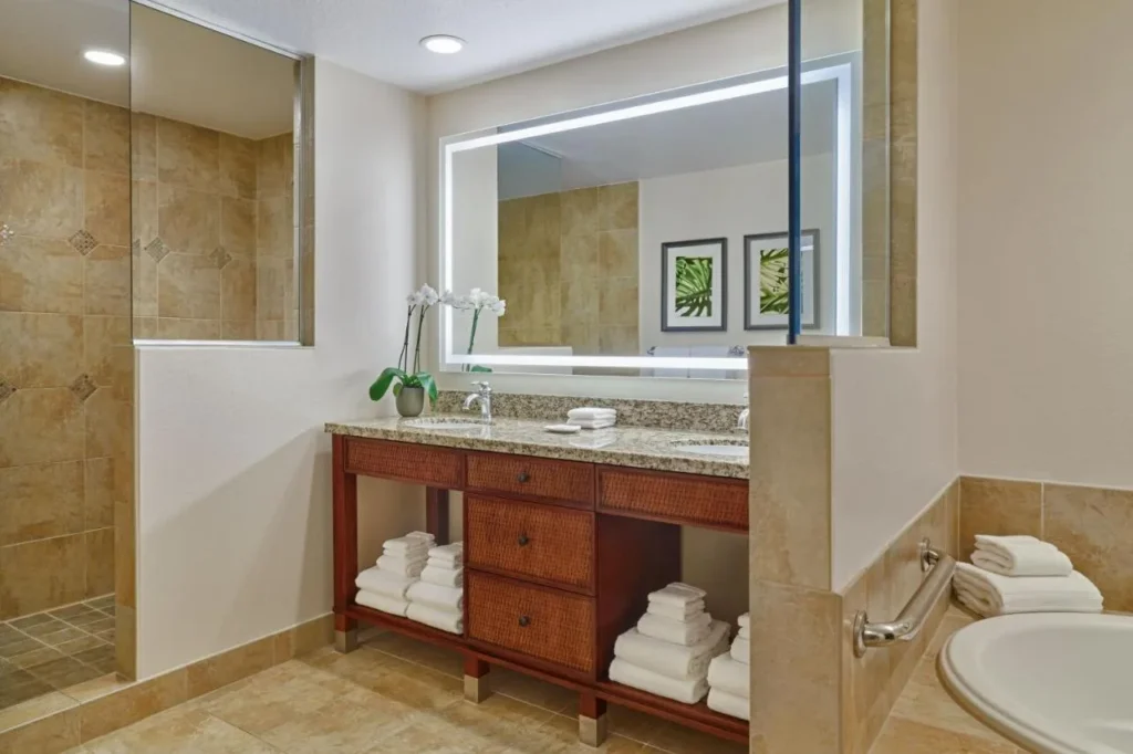 Ba&ntilde;o de la villa con tocador doble, ducha a ras de suelo y ba&ntilde;era en Sheraton Vistana Villages