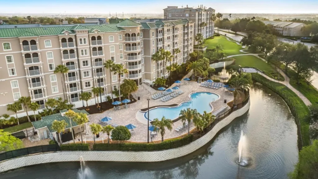 Edificios de villas, piscina cubierta y estanque en Hilton Vacation Club Mystic Dunes Orlando
