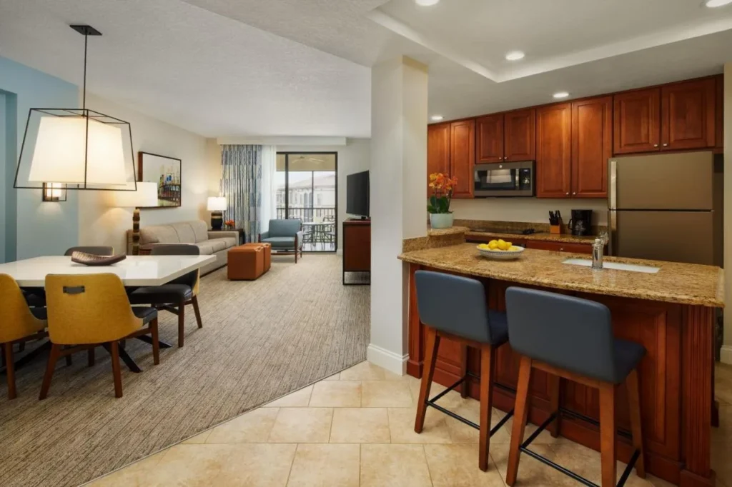 Zona de comedor de Villa, cocina abierta con barra de desayuno y sala de estar en Sheraton Vistana Villages
