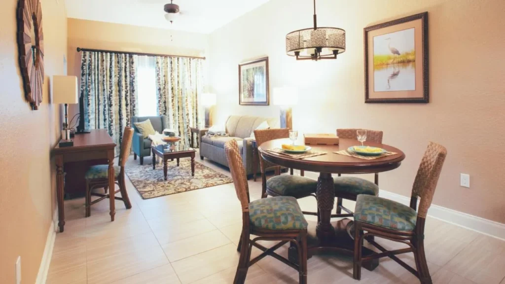 Villa mesa de comedor, sof&aacute; y sill&oacute;n en una sala de estar de azulejos en Orange Lake Resort