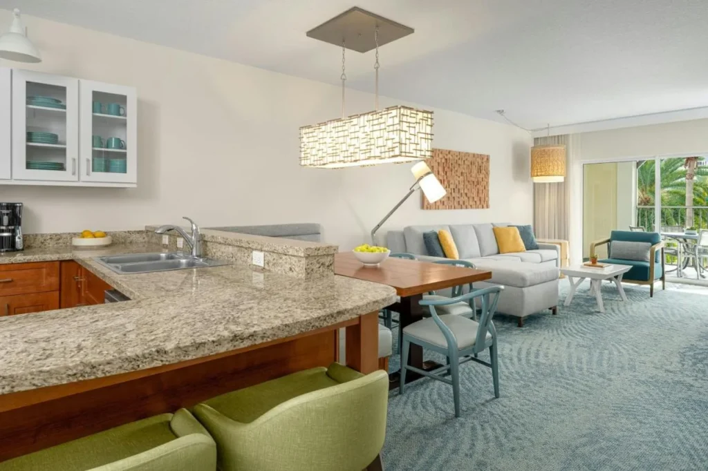 Cocina, mesa de comedor y sala de estar con balcón en Marriott's Harbour Lake