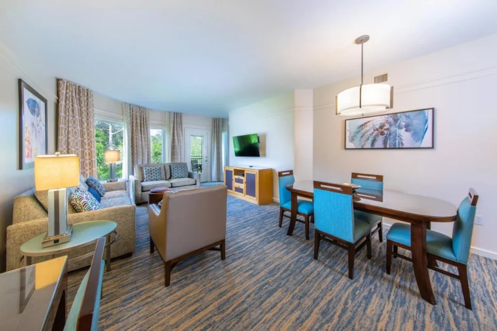 Sala de estar y comedor con sof&aacute; y mesa en el Marriott's Cypress Harbour Villas