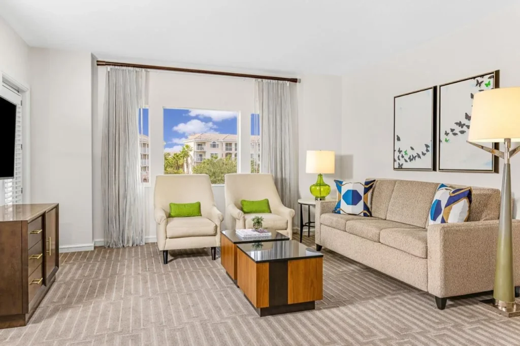 Villa sala de estar con un sof&aacute;, dos sillones y una mesa de centro en el Marriott's Grande Vista