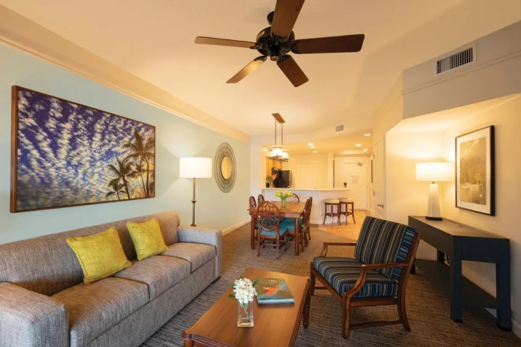 Villa sala de estar con sof&aacute;, sill&oacute;n y mesa de comedor cerca de la cocina en Sheraton Vistana Villages
