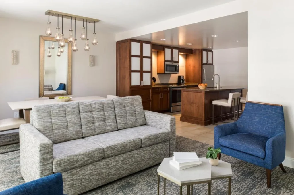 Sala de estar con sofá, mesa de comedor y cocina completa en Marriott's Lakeshore Reserve