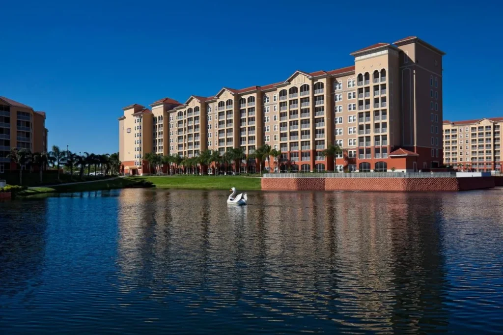 Torre de la villa reflejada en el lago con un barco de pedales de cisne en Westgate Town Center Resort