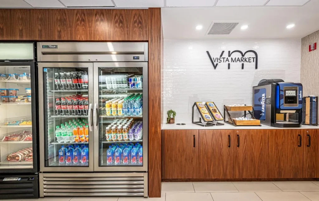 Vista Market bebe refrigeradores, bocadillos y máquina de café en Buena Vista Suites Orlando