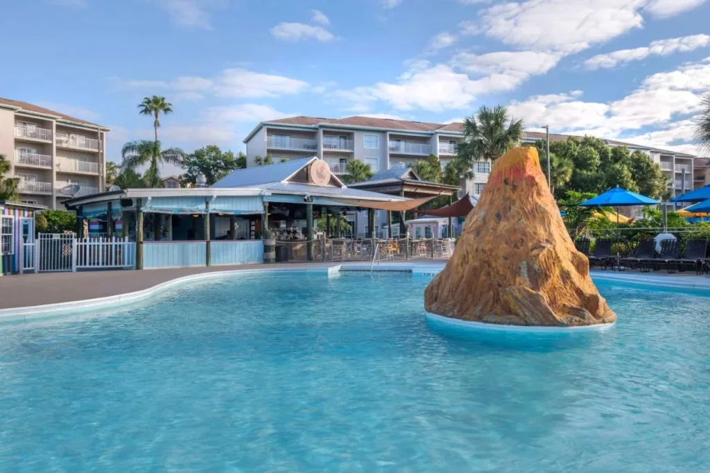 Piscina de volcán, pabellón de bar y edificios de suites en Hilton Vacation Club Aqua Sol Orlando West