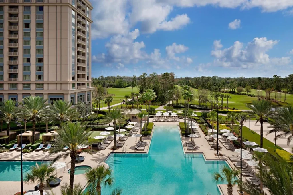 Waldorf Astoria Torre de Orlando junto a la piscina de regazo largo, con el campo de golf más allá