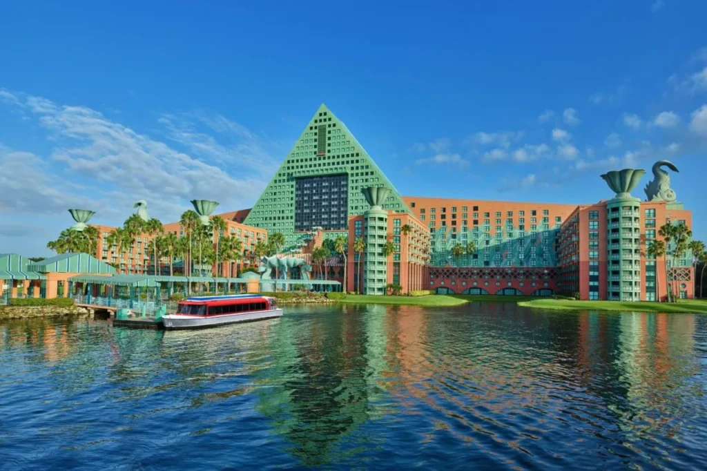 Torre piramidal Walt Disney World Dolphin y un taxi acu&aacute;tico en el lago Crescent