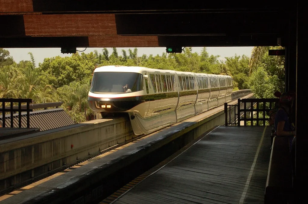 Walt Disney World monorail entra en la estación de Resort Monorail en Disney's Polynesian Village Resort
