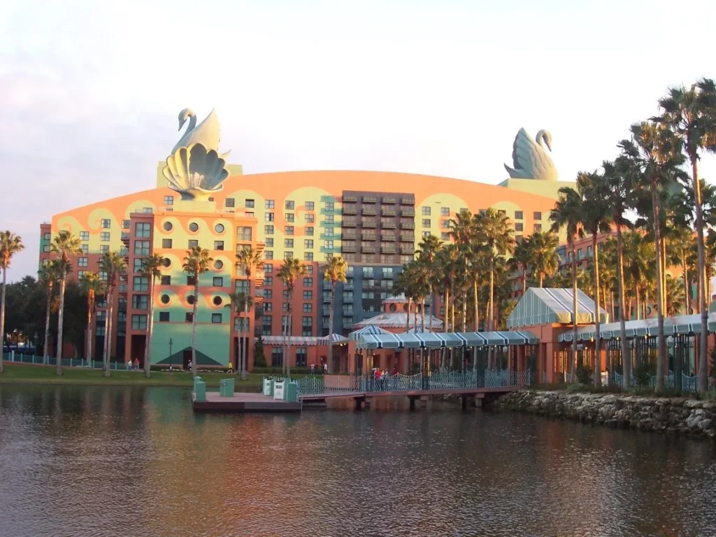 Walt Disney World Swan hotel visto al otro lado de la laguna