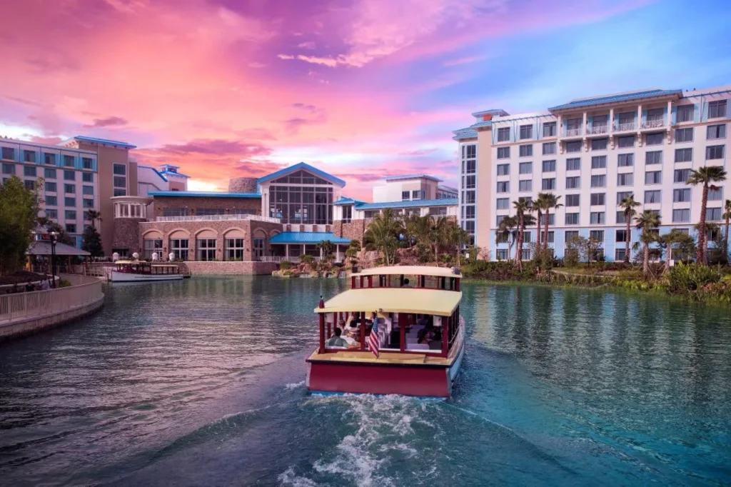 Taxi acuático en la laguna al atardecer frente a Loews Sapphire Falls Resort