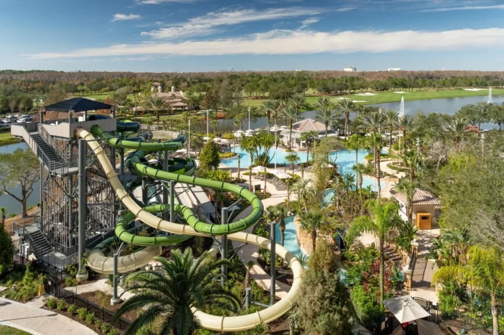Torre de tobogán y río lento en el parque acuático Grande Lakes, compartido por The Ritz-Carlton Orlando