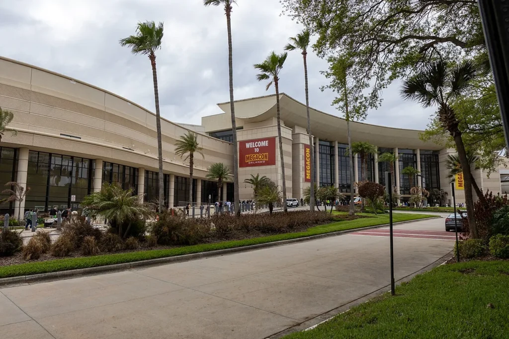 Entrada a West Concourse del Orange County Convention Center con palmeras y pancartas de eventos