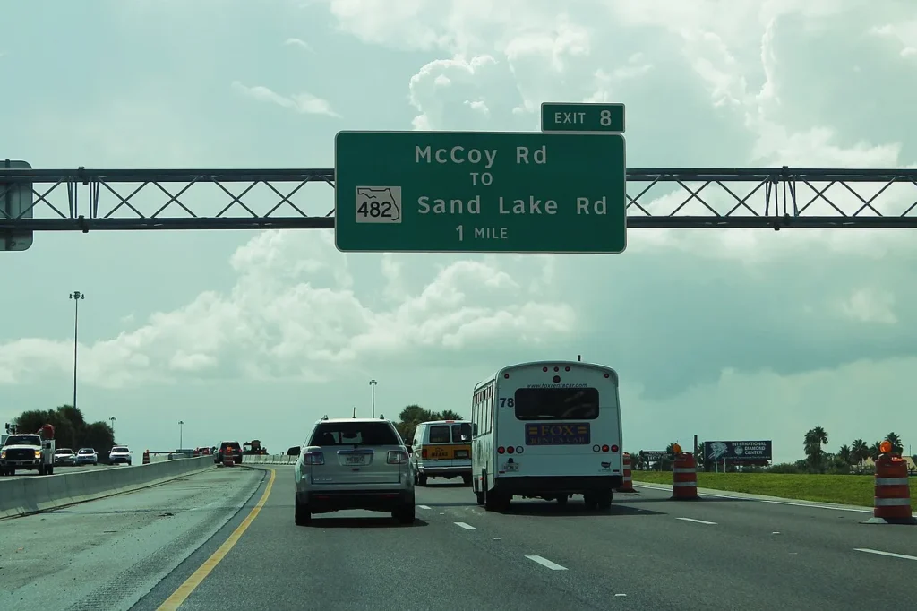 Autopista Westbound SR 528 Beachline con la salida 8 McCoy Road hacia Sand Lake Road