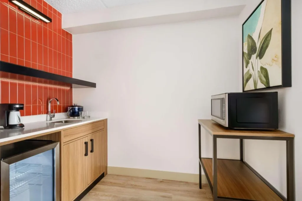 Wet Bar con fregadero, cafetera, mini refrigerador y microondas en Hyatt Place across from Universal