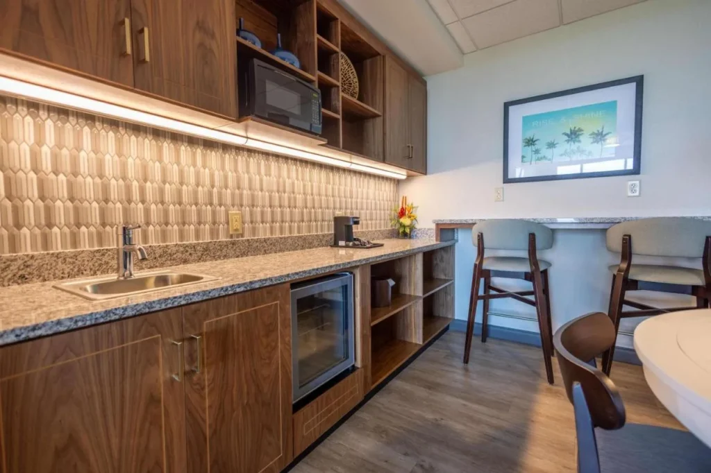 Wet bar con fregadero, microondas, refrigerador de bebidas y cafetera en Drury Plaza Hotel Orlando