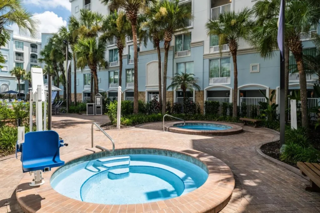 Whirlpool con ascensor y palmeras en el Holiday Inn Resort Orlando Lake Buena Vista