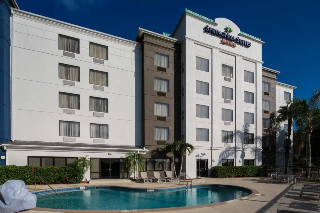 Exterior blanco y piscina al aire libre de SpringHill Suites by Marriott Orlando North/Sanford