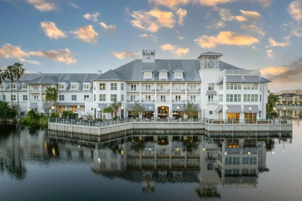Fachada blanca junto al lago y terraza frente al mar de The Inn at Celebration, Colecci&oacute;n Autograph al atardecer
