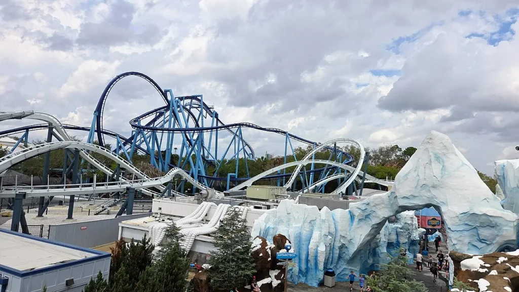 V&iacute;a blanca de Penguin Trek y giros azules de Manta sobre la zona Antarctica en SeaWorld Orlando