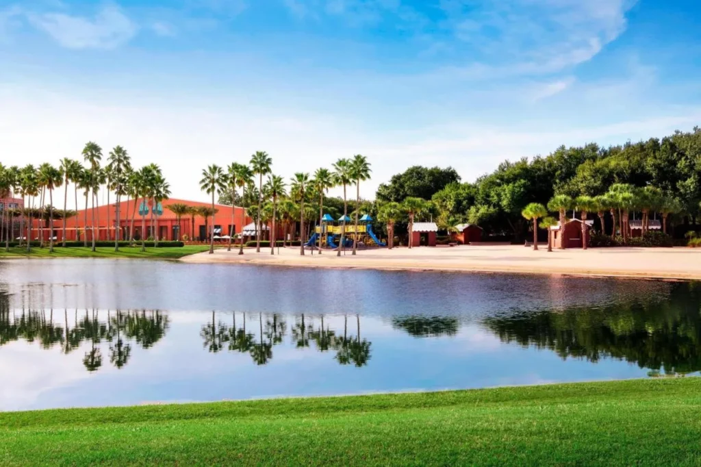 Playa de arena blanca, parque infantil y laguna en el Walt Disney World Swan and Dolphin