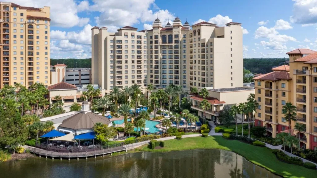 Wyndham Grand Orlando Resort Bonnet Creek y torres vecinas sobre la piscina, bar junto al lago y lago