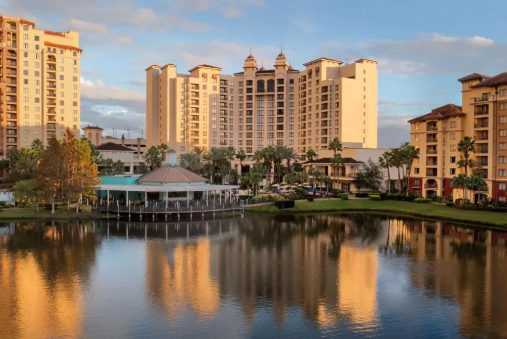 Wyndham Grand Orlando Resort Torre Bonnet Creek y torres vecinas reflejadas en el lago